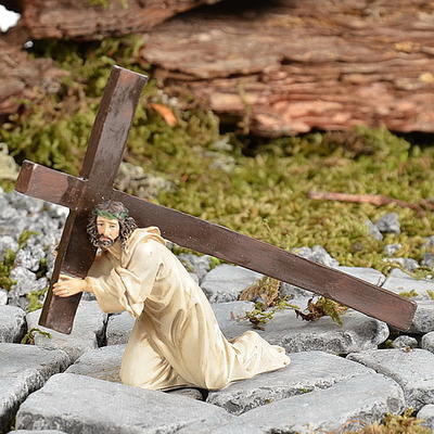 Jesus unter dem Kreuz - Passionsfiguren